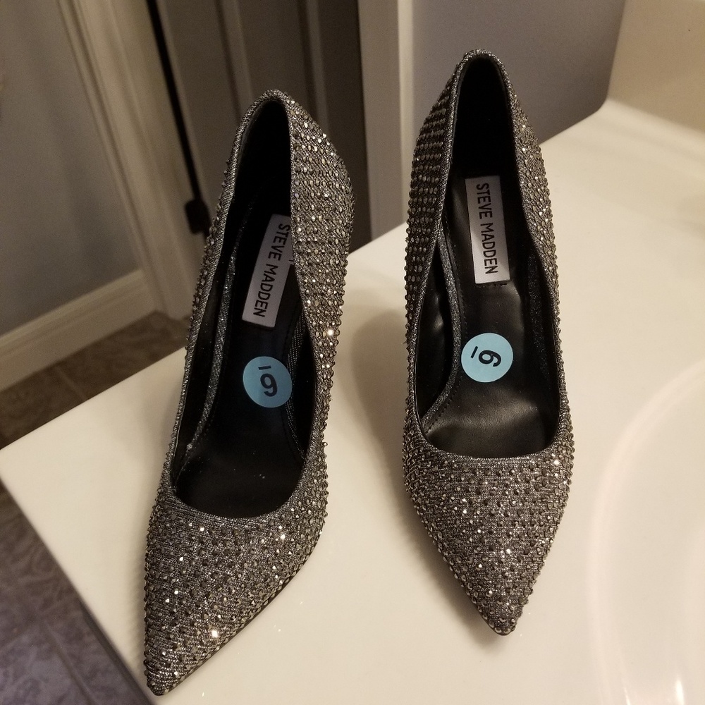 Never worn Steve Madden metallic shoes